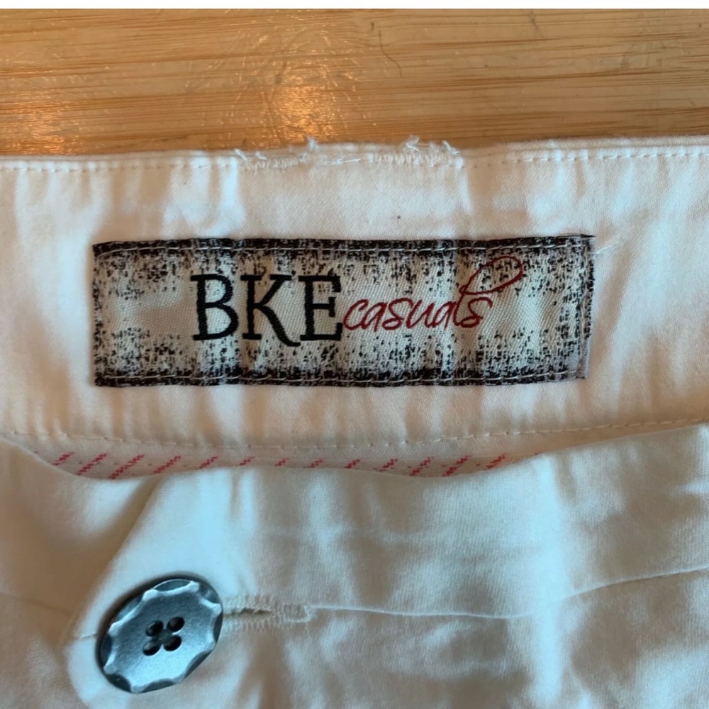 **SOLD** BKE Buckle Serena White Bermuda Shorts - Picture 3 of 4